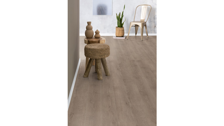 EGGER Dark Newbury Oak Nedvességálló Laminált Padló